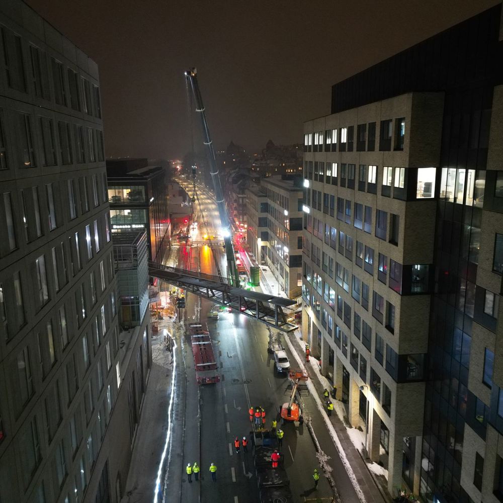 Kranarbejde mellem bygninger ved Kulbroen i Aarhus om natten