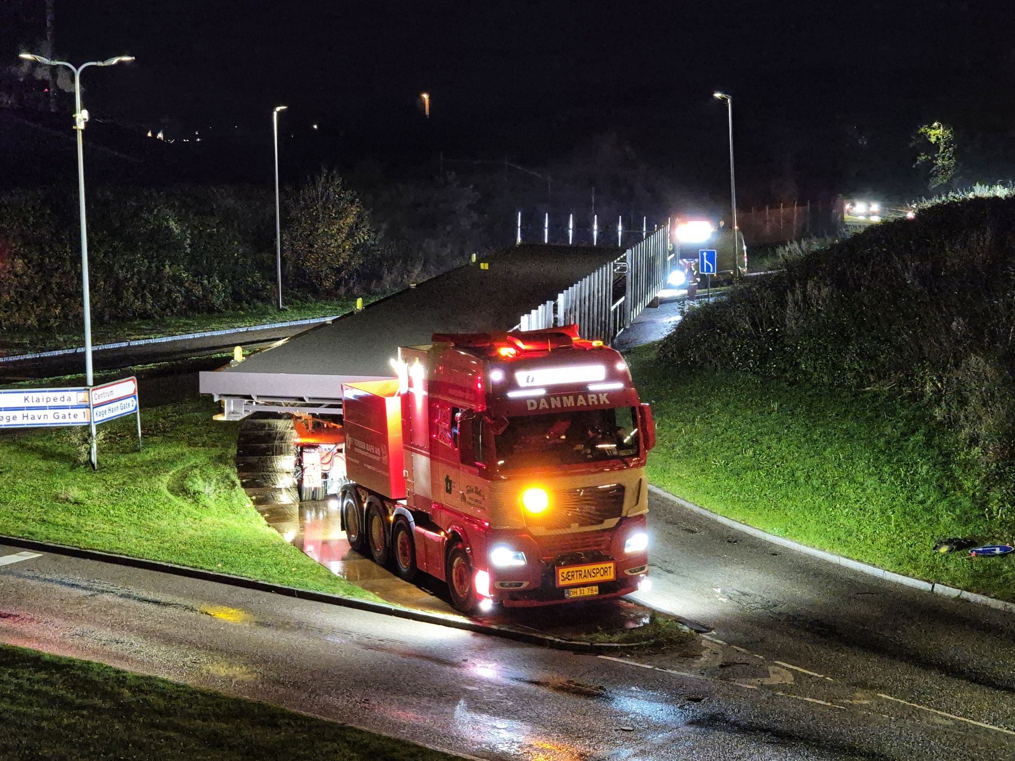 Særtransport med gangbrosektion kører om natten