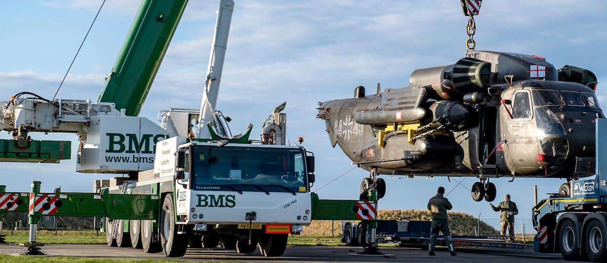 BMS mobilkran løfter helikopter ved forsvarsopgave
