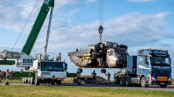 BMS mobilkran løfter helikopter ved forsvarsopgave