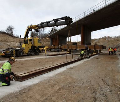 Kran og stålbro ved skidding af jernbanebro ved Slagelse Bypass