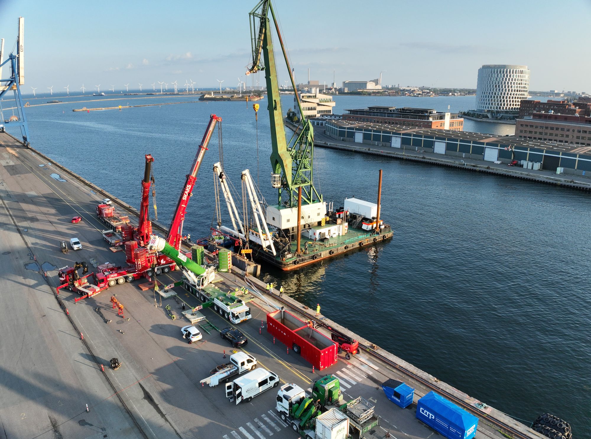 Luftfoto af flere mobilkraner og flydekran ved kaj i København
