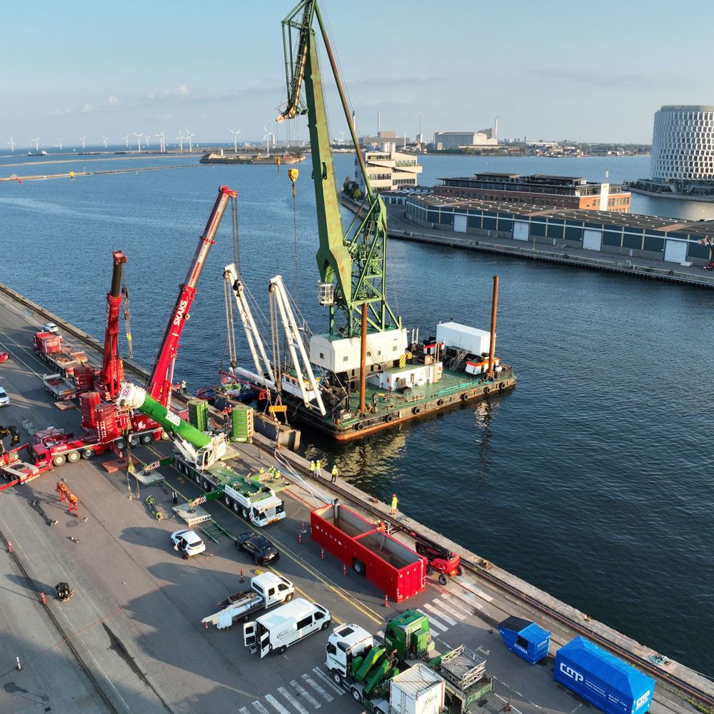 Luftfoto af flere mobilkraner og flydekran ved kaj i København
