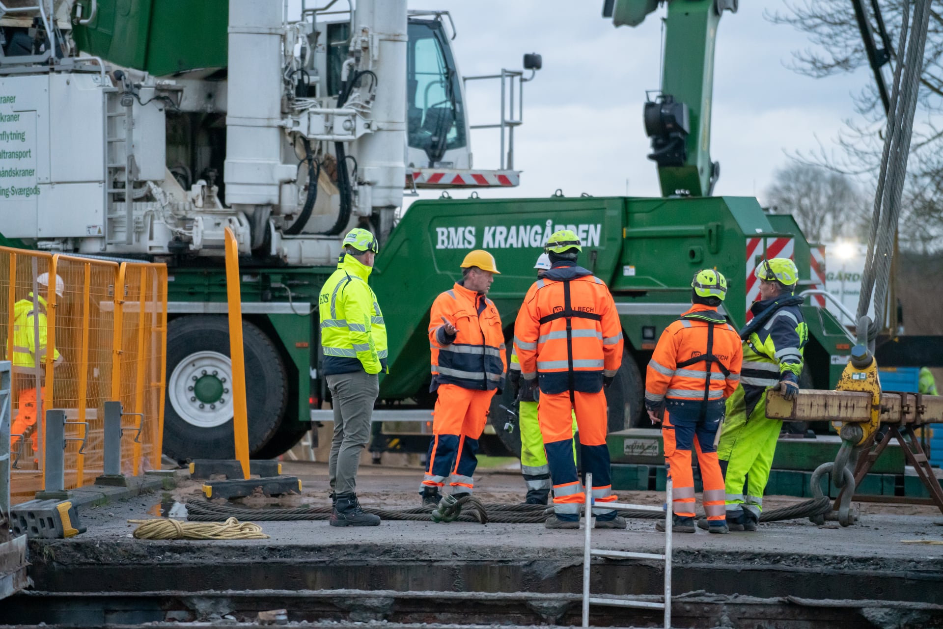 Mandskab ved BMS mobilkran under løft af fredet bro i Tønder