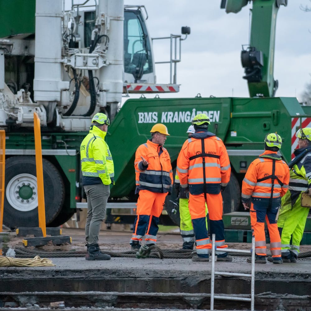 Mandskab ved BMS mobilkran under løft af fredet bro i Tønder