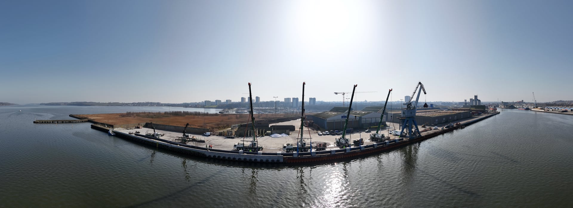 Dronefoto af samløft af 140 meter rør på Kolding Havn med BMS kraner
