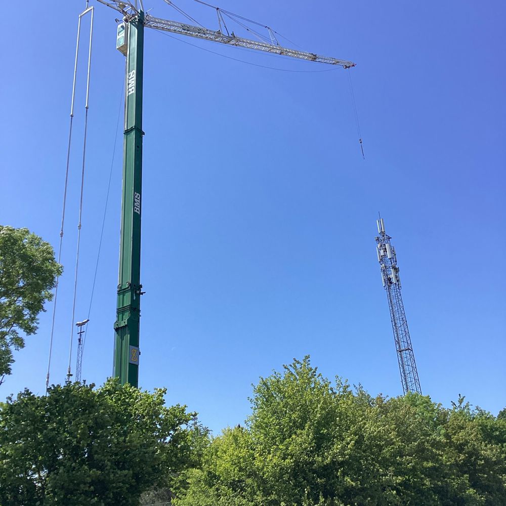 Mobilkran ved telemast under opgradering til 5G-antenne